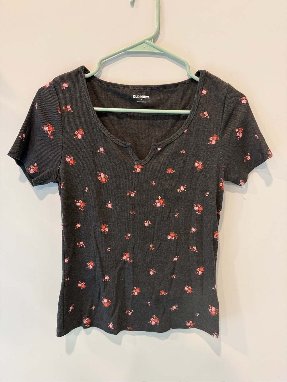 Old Navy Black Floral Notch V-Neck Short Sleeve Tee